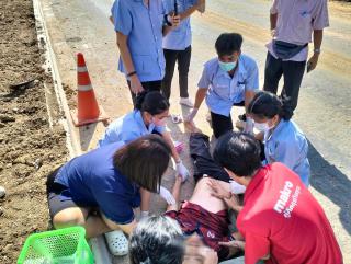 4. นักศึกษาช่วยเหลือผู้ประสบอุบัติเหตุ